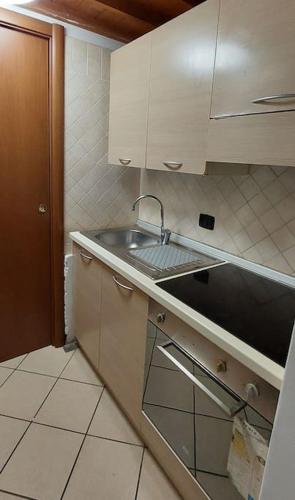 GEMELLI HOLIDAYS - Monte Mario Station connecting to center in 20 minutes, 2 easy lofts, groundfloor with courtyard, mezzanine bedroom, baby & pet friendly, 2 steps from groceries, restaurants, park, bus, cycle path - Warm guest care in 4 languages