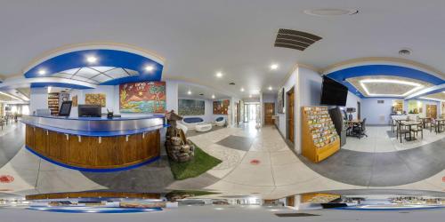 Un restaurante o sitio para comer en One life studio and suites