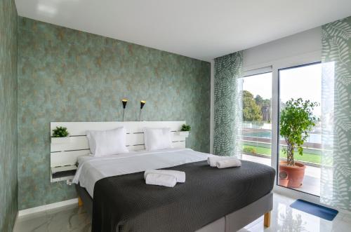 En eller flere senge i et værelse på Ocean Views - New Private Condominium with Pool & Sea Views