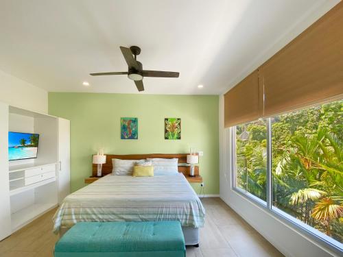 Ένα ή περισσότερα κρεβάτια σε δωμάτιο στο SUNSET OCEAN VIEW CONDO