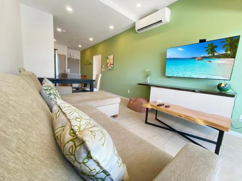 Svetainės erdvė apgyvendinimo įstaigoje SUNSET OCEAN VIEW CONDO
