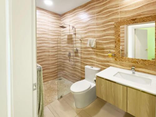 SUNSET OCEAN VIEW CONDO في جاكو: حمام مزود بمرحاض ومغسلة ودش