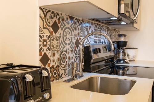 SUNSET OCEAN VIEW CONDO 주방 또는 간이 주방
