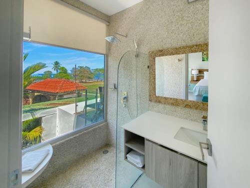 Ένα μπάνιο στο SUNSET OCEAN VIEW CONDO