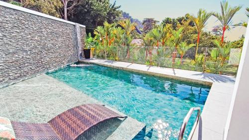 Kolam renang di atau dekat dengan SUNSET OCEAN VIEW CONDO