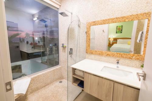 SUNSET OCEAN VIEW CONDO 욕실
