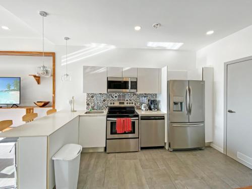Kuhinja ili čajna kuhinja u objektu SUNSET OCEAN VIEW CONDO