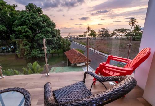 Parveke tai terassi majoituspaikassa SUNSET OCEAN VIEW CONDO