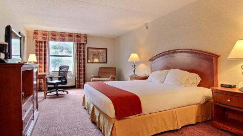 A bed or beds in a room at Ruidoso Mountain Inn