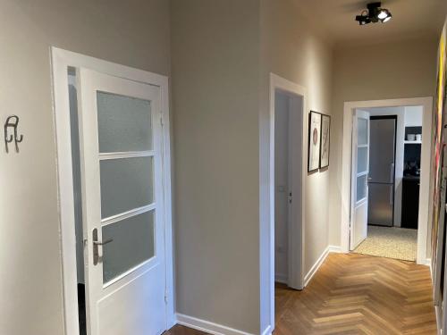 an empty room with a door and a hallway at Apartment Factory in Hamburg