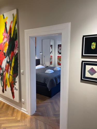 a bedroom with a bed and a painting on the wall at Apartment Factory in Hamburg