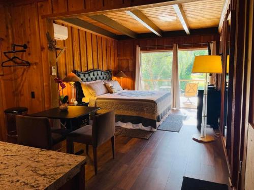Postel nebo postele na pokoji v ubytování Riverfront Lodging