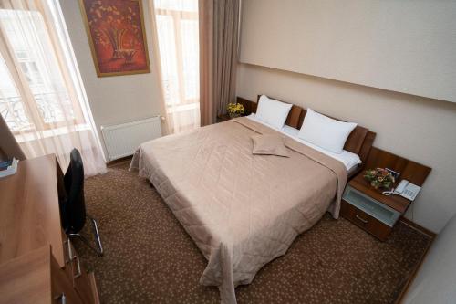 Ένα ή περισσότερα κρεβάτια σε δωμάτιο στο Austin Hotel Baku