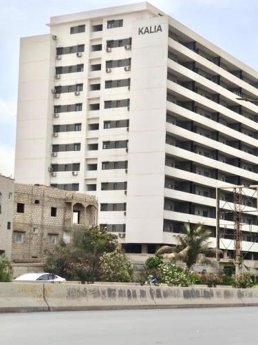 a tall white building with a kia sign on it at Appartement F4 vue panoramique sur Dakar in Dakar