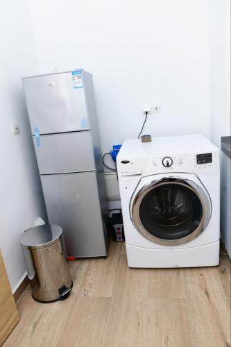 a washing machine and a refrigerator in a room at Appartement F4 vue panoramique sur Dakar in Dakar