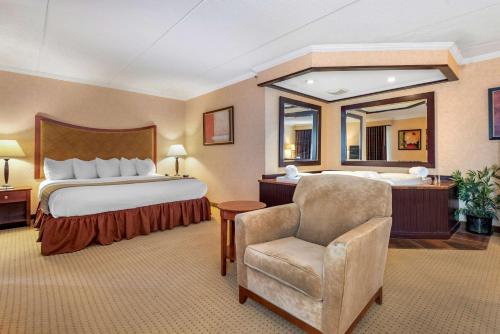 Tempat tidur dalam kamar di Best Western Plus Oswego Hotel and Conference Center