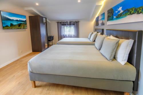 Ένα ή περισσότερα κρεβάτια σε δωμάτιο στο Modern Apartment With Garden