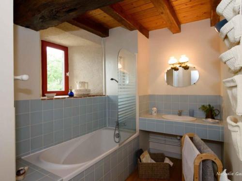 La salle de bains est pourvue d'une baignoire et d'un lavabo. dans l'établissement Gîte Pannecé, 5 pièces, 8 personnes - FR-1-306-1114, à Pannecé