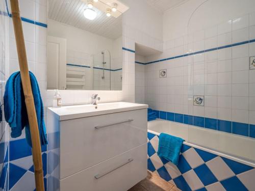 y baño con lavabo blanco y bañera. en Gîte Froidfond, 5 pièces, 8 personnes - FR-1-426-149, en Froidfond