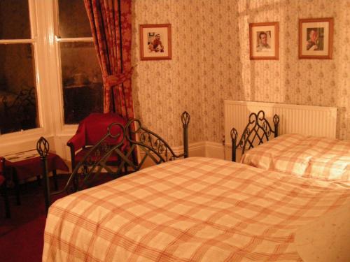 En eller flere senger på et rom på Buckingham Hotel