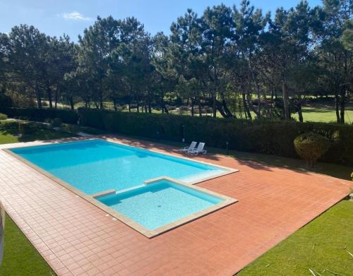 Swimming pool sa o malapit sa Golf & Praia Del Rey - Óbidos -6 hospedes