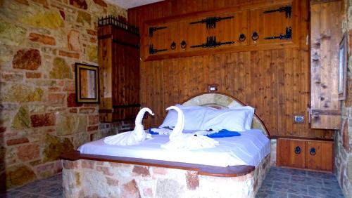 Postel nebo postele na pokoji v ubytování Limni Resort