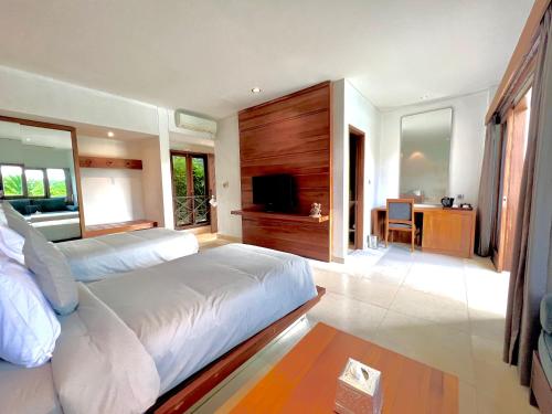 Postel nebo postele na pokoji v ubytování Bali Karma Sajtra Hotel