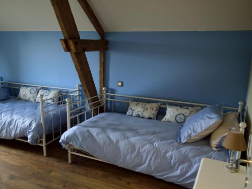 Łóżko lub łóżka w pokoju w obiekcie Gîte Nieppe, 5 pièces, 8 personnes - FR-1-510-4