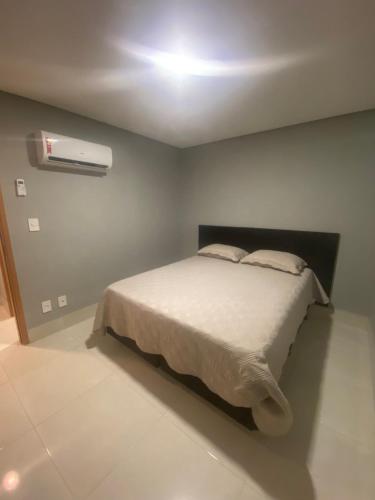 a bedroom with a bed and a air conditioner at Apartamento Encantador em Bananeiras in Bananeiras