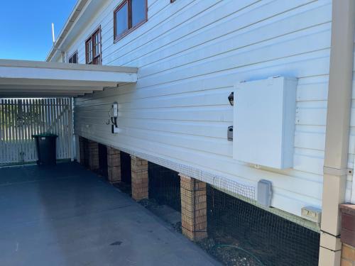 a building with a mailbox on the side of it at Highview House Hunter Valley in Cessnock