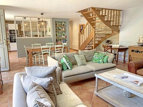 un salon avec un canapé et une table dans l'établissement Maison Charmante à Ploemeur - Proche Plages et Campagne - 7 Couchages avec Jardin et Wifi - FR-1-349-105, à Ploemeur