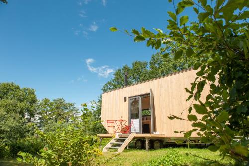 una casita en un remolque en un campo en Tiny House Pioneer 1 - Salemer See, en Salem