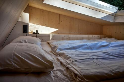 a large bed in a room with a window at Tiny House Pioneer 2 - Salemer See in Salem