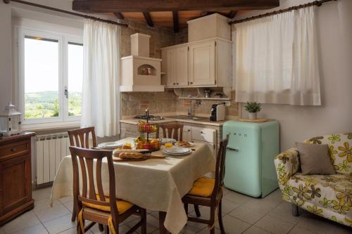 una cucina con tavolo e cibo di Residence Serena ad Assisi