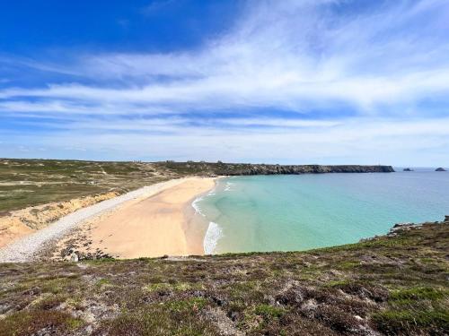 a view of a beach with the ocean at Bungalow in Telgrus sur mer near Sandy Beach in Telgruc-sur-Mer