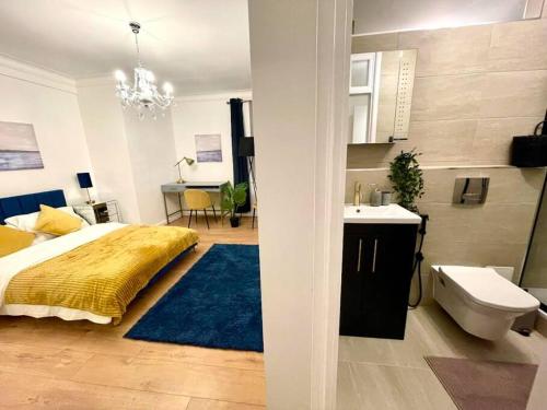 Gallery image of Luxury 3 bedroom 3 and a half bathroom flat in Swiss Cottage in London