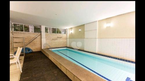 uma grande piscina num edifício com em Santa Clara Residence bedrooms no Rio de Janeiro