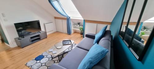 un salon avec un canapé et une table dans l'établissement L'appart K-torze- RARE ! 14 couchages en centre ville du Mans, au Mans
