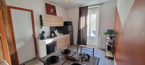 une cuisine avec une table et un comptoir dans l'établissement L'appart K-torze- RARE ! 14 couchages en centre ville du Mans, au Mans