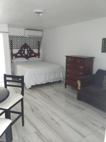 En eller flere senge i et værelse på Malia's Cozy Studio
