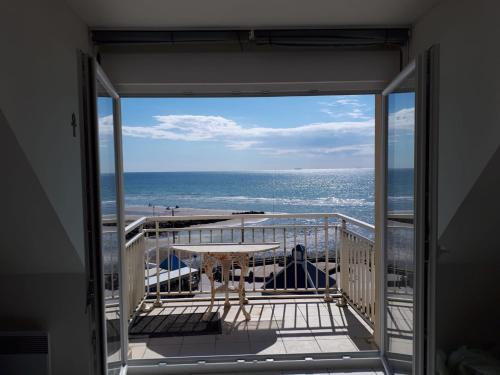 une vue sur l'océan depuis un balcon dans l'établissement duplex face mer wimereux, à Wimereux