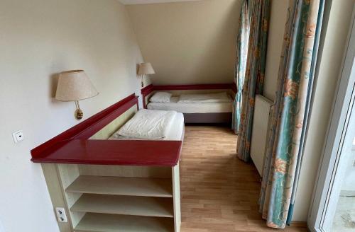 Habitación pequeña con 1 cama y 1 dormitorio pequeño. en Haus Niedersachsen Apartment 11, en Timmendorfer Strand