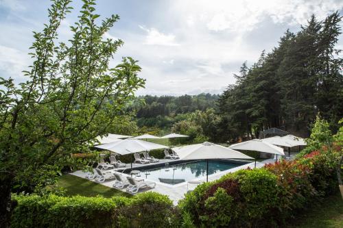 O vedere a piscinei de la sau din apropiere de Residence Serena