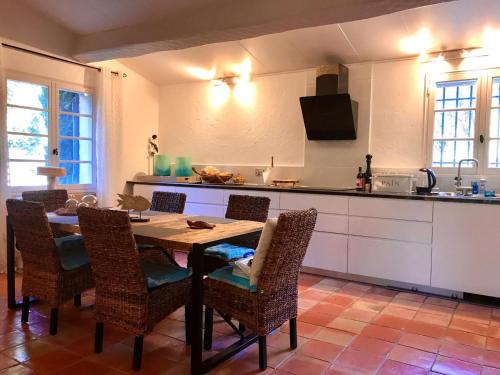 Kuchyňa alebo kuchynka v ubytovaní Villa Petit Paradis - Gigaro