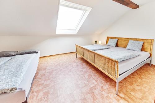 a bedroom with two beds and a window at Charmant, zentral, nur 5 Gehminuten vom Europa-Park in Rust