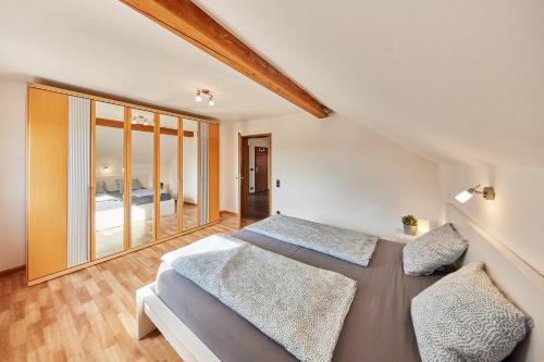 a bedroom with a large bed and a balcony at Charmant, zentral, nur 5 Gehminuten vom Europa-Park in Rust