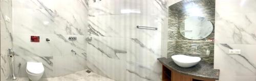 Un baño de Hotel Swagatam