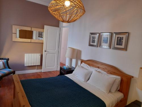 een slaapkamer met een bed en een kroonluchter bij Luxury Apartment in City Centre - Avenida da Liberdade in Lissabon