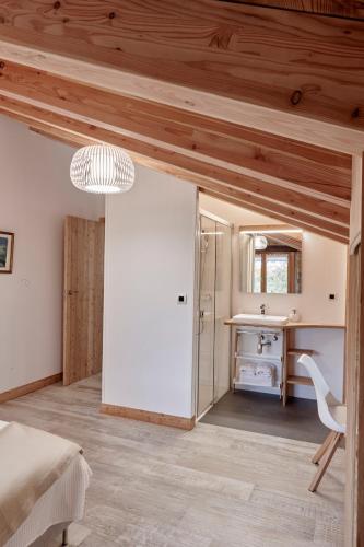 a bedroom with a bed and a desk and a mirror at Apartamentos Ea Astei in Ea
