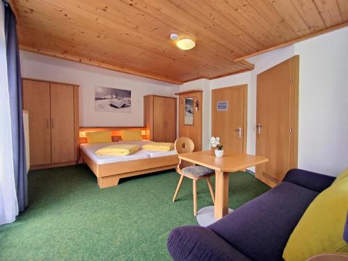 Postel nebo postele na pokoji v ubytování Hotel Wasserfall - including Summercard